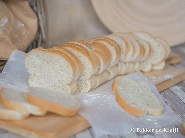 Wit stokbrood bake-off gesneden